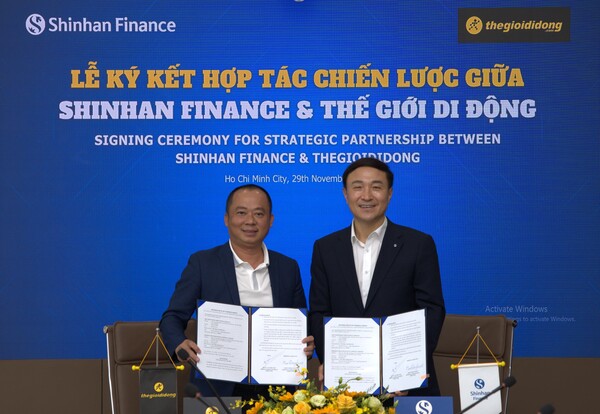 협약식에 참석한 도안 반 히우 엠 모바일월드 모바일/가전 부문 CEO(왼쪽)와 문동권 신한카드 사장이 기념사진을 촬영하고 있다. ⓒ신한카드