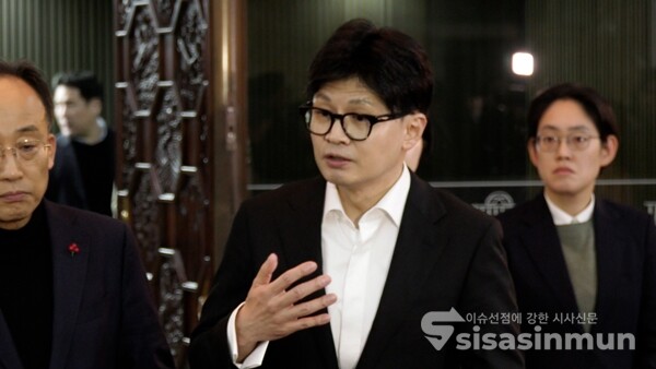 한동훈 국민의힘 대표가 4일 국민의힘 의원총회를 마친 뒤 추경호 원내대표와 함께 기자들에게 백브리핑을 하고 있다. 사진 / 이훈 기자