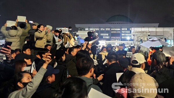 4일 국회 정문 앞에서 시민들이 윤석열 대통령 퇴진 촉구 구호를 외치고 있다.