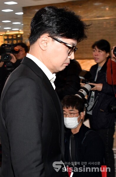 4일 한동훈 대표가 비상 의원총회에 참석하고 있다.