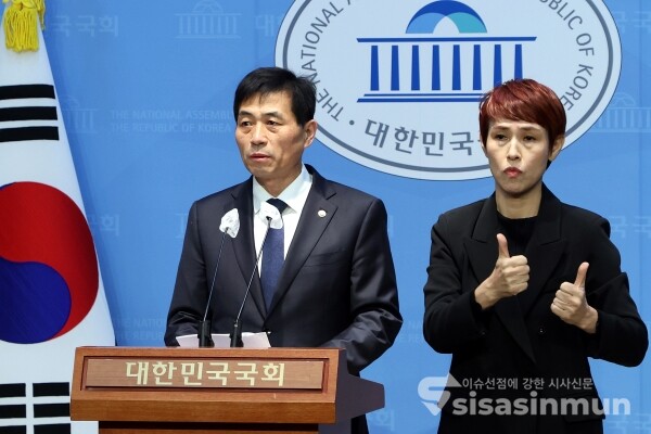 4일 김민기 국회사무총장이 브리핑을 하고 있다. [사진 / 오훈 기자]