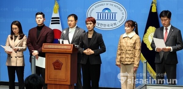 국민의힘 김상욱 의원을 비롯한 소장파 의원들이 5일 서울 여의도 국회 소통관 기자회견장에서 윤석열 대통령 임기단축 개헌 제안 기자회견을 하고 있다.사진 / 오 훈기자