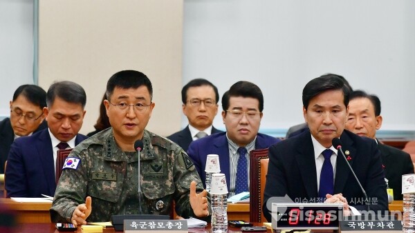 5일 박안수 육군참모총장이 의원의 질의에 답하고 있다. [사진 / 오훈 기자]