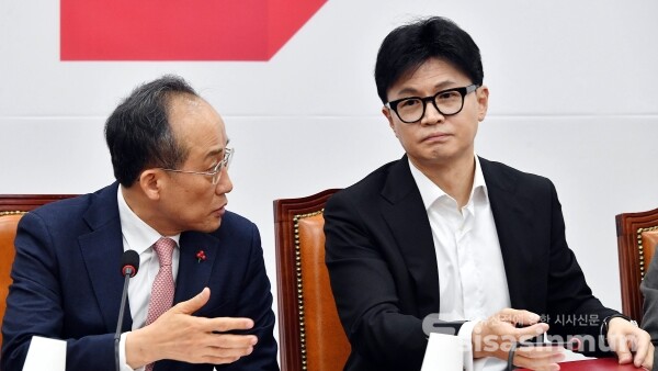 6일 한동훈 대표와 추경호 원내대표가 대화하고 있다.
