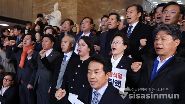 6일 국회에서 야당 의원들이 모여 윤 대통령의 방문을 막기 위해 구호를 외치로 있다.