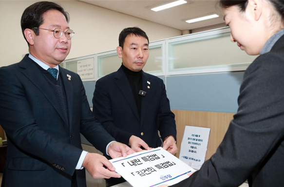 국회 법제사법위원회 야당 간사인 더불어민주당 김승원 의원(좌)과 김용민 원내수석부대표(우)가 9일 오전 서울 여의도 국회 의안과에 ‘내란 특검법’과 ‘김건희 특검법’을 제출하고 있다. ⓒ뉴시스