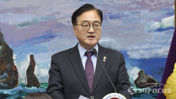 더불어민주당 소속인 우원식 국회의장이 지난 6일 국회 본청 접견실에서 긴급 대국민 담화를 발표하고 있다. 사진 / 김경민 기자