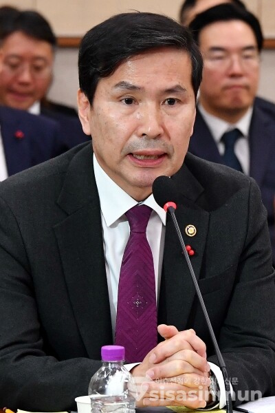 11일 김선호 차관이 의원의 질의에 답하고 있다.