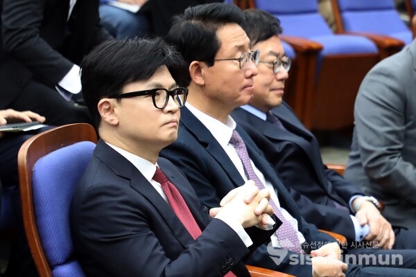 12일 한동훈 대표가 의원총회에 참석하고 있다.