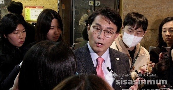 국민의힘 윤상현 의원이 지난 9일 비상의원총회를 마치고 기자들의 질문에 답하고 있다. 사진 / 이 훈 기자