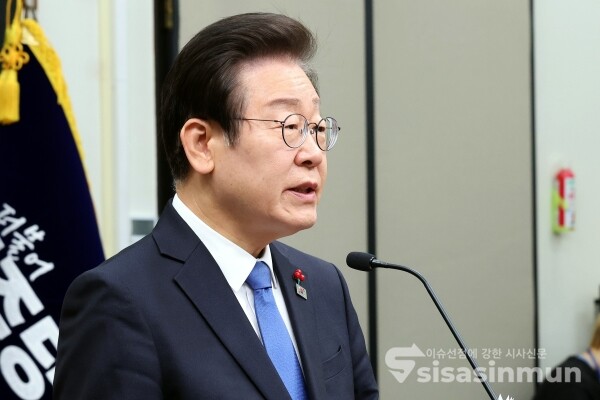 13일 이재명 대표가 성명발표를 하고 있다.