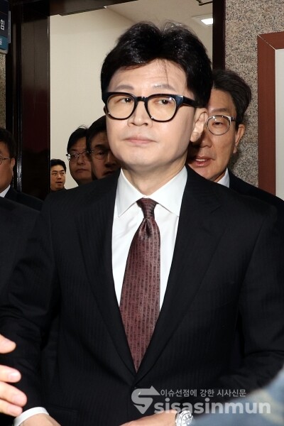15일 한동훈 대표가 사퇴 발표를 마치고 나오고 있다.