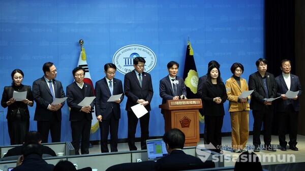 16일 더불어민주당, 조국혁신당 국회 외교통일위원회 위원 일동이 기자회견을 하고 있다. [사진 / 오훈 기자]