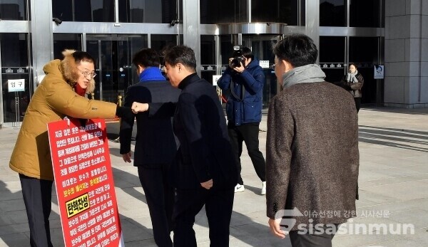 [시사신문 / 오훈 기자] 윤석열 대통령 탄핵소추안 2차 표결일인 14일 오전 서울 여의도 국회 본청 앞에서 국민의힘 김상욱 의원이 탄핵 찬성을 촉구하는 1인 시위를 하고 있는 가운데 지나가는 의원들이 격려하고 있다. (2024.12.14)