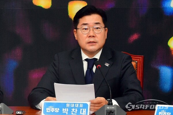 박찬대 더불어민주당 원내대표가 16일 서울 영등포구 여의도 국회 본청 당대표회의실에서 열린 최고위원회의에서 발언을 하고 있다. 사진 / 오훈 기자