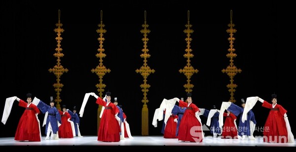 17일 국립무용단 단원들이 시연하고 있다.[사진 /오훈 기자]