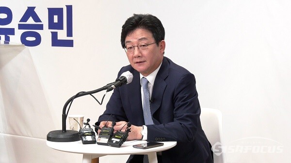 유승민 전 의원이  과거 자신의 서울 여의도 캠프 사무실에서 대선 출마 선언을 위한 기자회견을 하고 있는 모습. 시사포커스DB