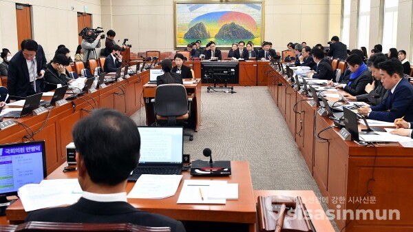 18일 국회에서 열린 정무위 전체회의.