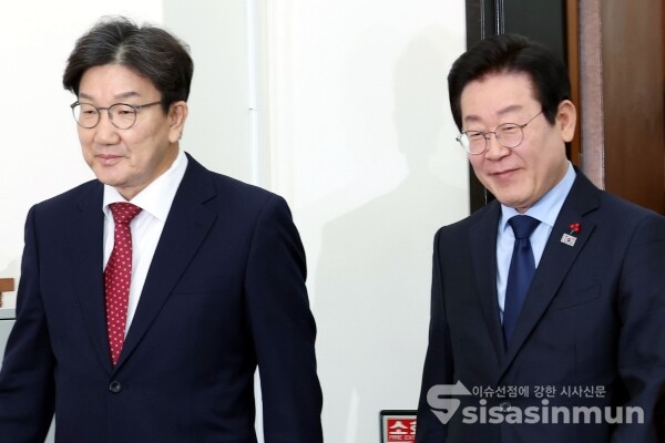 18일 이재명 대표와 권성동 당대표 권한대행 겸 원내대표가 회동하고 있다.