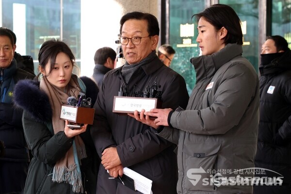 19일 석동현 변호사가 입장 표명을 하고 있다. [사진 / 오훈 기자]