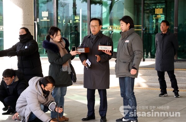 19일 석동현 변호사가 입장 표명을 하고 있다. [사진 / 오훈 기자]