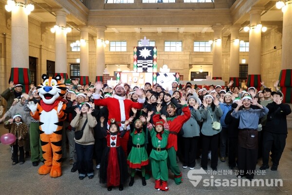 20일 90여 명의 마켓 참여 작가와 셀러, 모델들이 기념촬영을 하고 있다. [사진 / 오훈 기자]