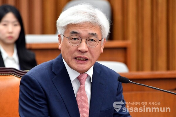 23일 마은혁 헌법재판소 재판관 후보자가 의원의 질의에 답하고 있다.