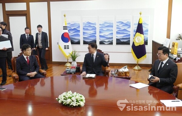23일 오전 국회의장실에서 우원식 국회의장 주재로 국민의힘, 더불어민주당 원내대표 회동이 진행되고 있다. 사진 / 김경민 기자
