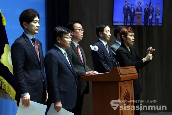 23일 국민의힘 소속 헌법재판관 인사청문특별위원들이 기자회견을 하고 있다. [사진 / 오훈 기자]