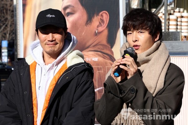 24일 배우 이희준과 송중기가 인사말을 하고 있다. [사진 / 오훈 기자]