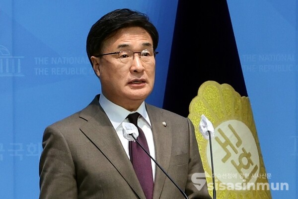 26일 김대식 원내수석대변인이 브리핑을 하고 있다. [사진 / 오훈 기자]