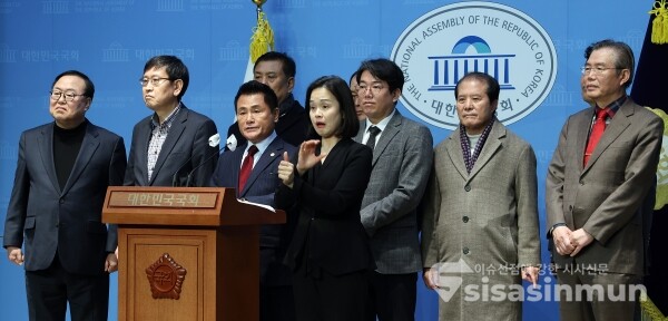 27일 국민의힘을 지지하는 국민모임 일동이 기자회견을 하고 있다. [사진 / 오훈 기자]