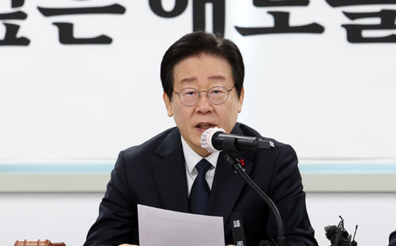 이재명 더불어민주당 대표가 30일 오전 전남 무안군 더불어민주당 전남도당 대회의실에서 열린 현장 최고위원회의 및 항공사고 대책위원회 긴급 연석회의에 참석해 발언하고 있다. ⓒ뉴시스