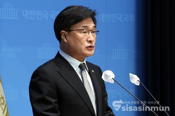 30일 김대식 원내수석대변인이 브리핑을 하고 있다. [사진 / 오훈 기자]