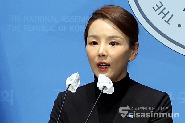 30일 한민수 대변인이 브리핑을 하고 있다. [사진 / 오훈 기자]