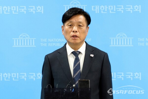 조승래 더불어민주당 수석대변인이 지난 12일 서울 여의도 국회 소통관 기자회견장에서 윤석열 대통령 대국민 담화 비판 및 내란 혐의 탄핵·체포 촉구 브리핑을 마친 뒤 취재진의 질의에 답하고 있다. 사진 / 오훈 기자