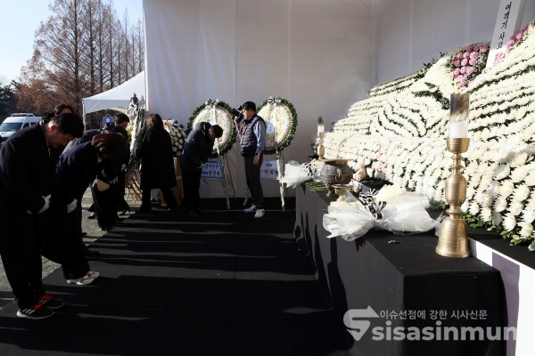 2일 허은아 개혁신당 대표가 여객기 사고 희생자를 위해 추모하고 있다. [사진 / 오훈 기자]