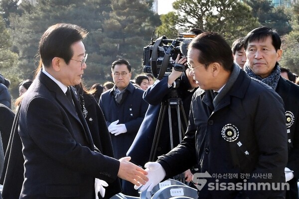 3일 이재명 대표와 권영세 비상대책위원장이 악수를 하고 있다.