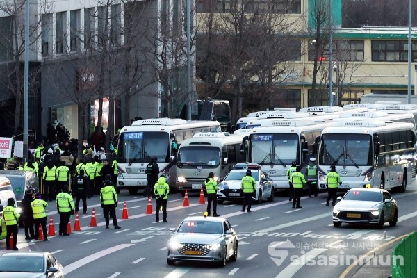 3일 경찰이 대통령 관저 인근을 통제하고 있다.