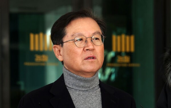 윤석열 대통령 측 변호인인 윤갑근 변호사가 지난달 31일 서울 서초구 서울고등검찰청 앞에서 기자회견을 하는 모습. ⓒ뉴시스