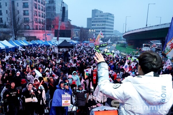 6일 윤석열 대통령 지지자들이 구호를 외치며 응원하고 있다.