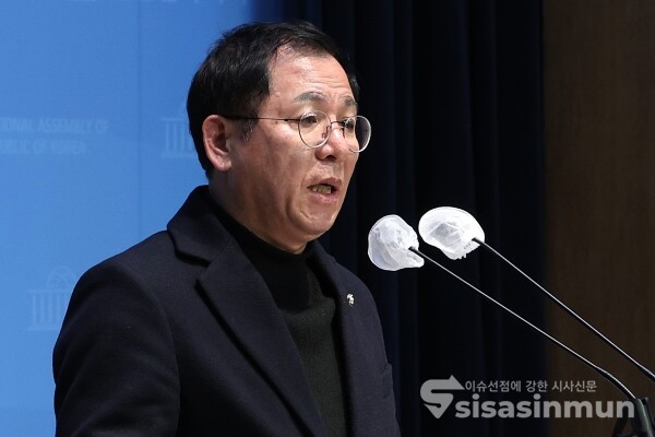 6일 국민의힘 미디어특별위원회 이상휘 위원장이 기자회견을 하고 있다.