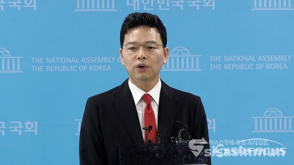 국민의힘 박정훈 의원이 24일 오후 서울 여의도 국회 소통관에서 최고위원 출마 기자회견을 마치고 취재진의 질문에 답하고 있다. 사진 / 김경민 기자