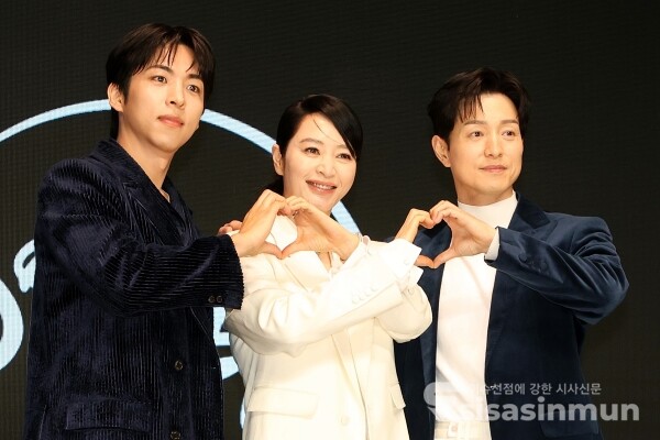 8일 배우 주종혁, 김혜수, 정성일이 포토타임을 갖고 있다. [사진 /오훈 기자]