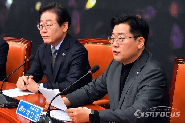 박찬대 더불어민주당 원내대표가 지난 8일 서울 영등포구 여의도 국회 본청 당대표회의실에서 열린 최고위원회의에서 발언을 하고 있다. 사진 / 오훈 기자