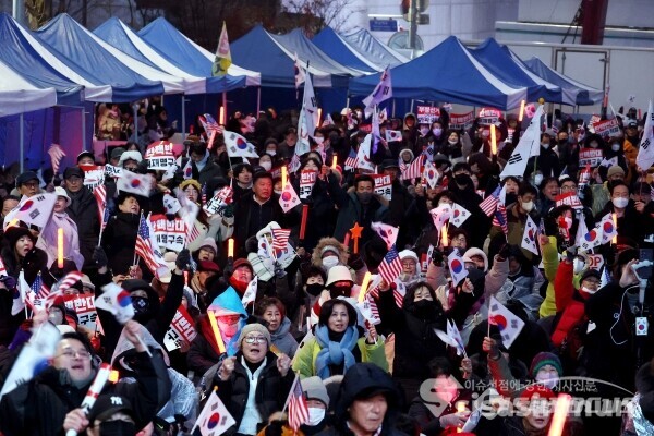 6일 윤석열 대통령 지지자들이 구호를 외치며 응원하고 있다. 사진 / 시사신문DB