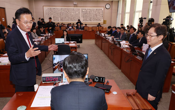 10일 오전 서울 여의도 국회에서 열린 법제사법위원회 전체회의에서 더불어민주당 소속인 정청래 법사위원장이 국민의힘 소속의 유상범 여당 간사와 민주당 소속의 박범계 야당 간사를 불러 논의하고 있는 모습. ⓒ뉴시스