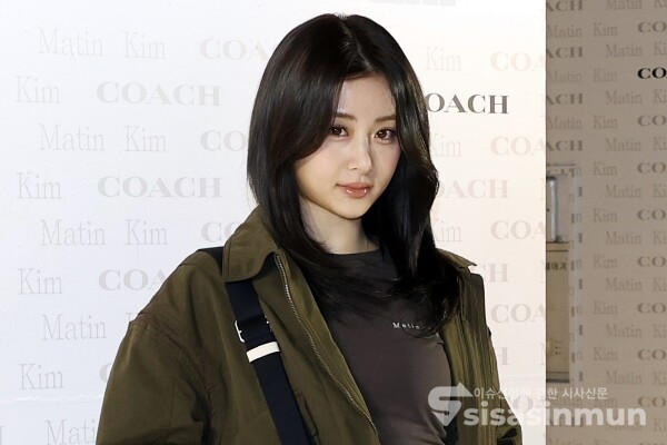 10일 르세라핌의 허윤진이 포즈를 취하고 있다. [사진 /오훈 기자]