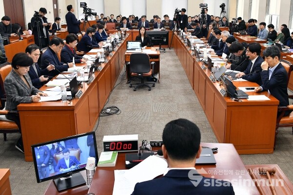13일 국회에서 행안위 전체회의가 열리고 있다.