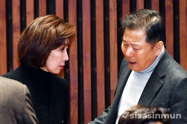13일 나경원, 이철규 의원이 의원총회에서 대화를 하고 있다.
